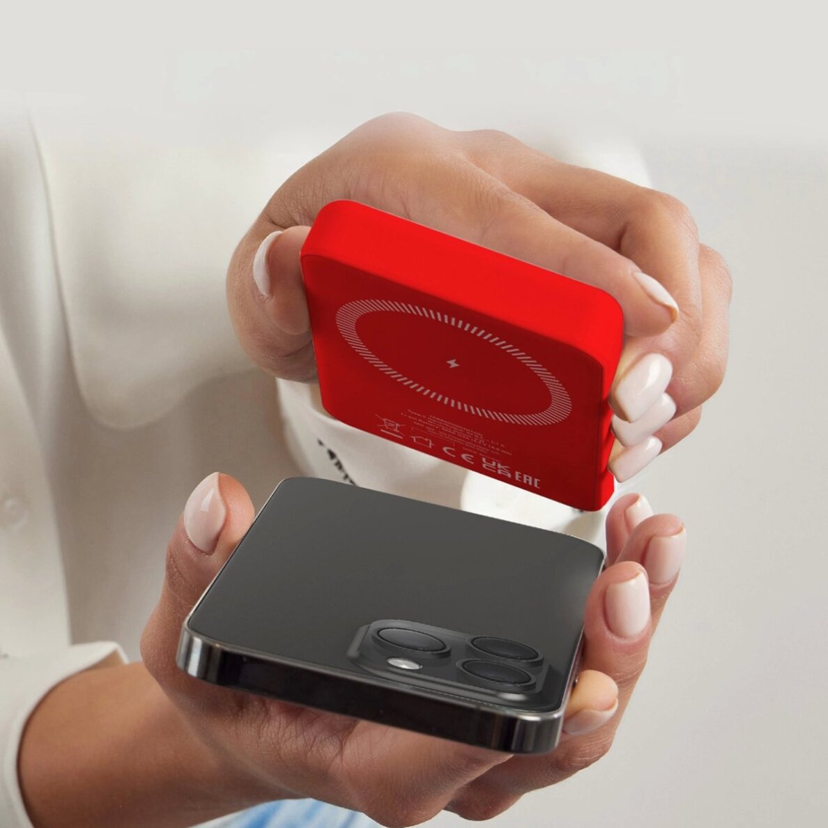 Belaidė magnetinė išorinė baterija 5000 mAh – raudona 5