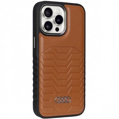 Audi Dirbtinės odos MagSafe dėklas iPhone 15 Pro - Rudas 5 Audi Dirbtinės odos MagSafe dėklas iPhone 15 Pro - Rudas 5