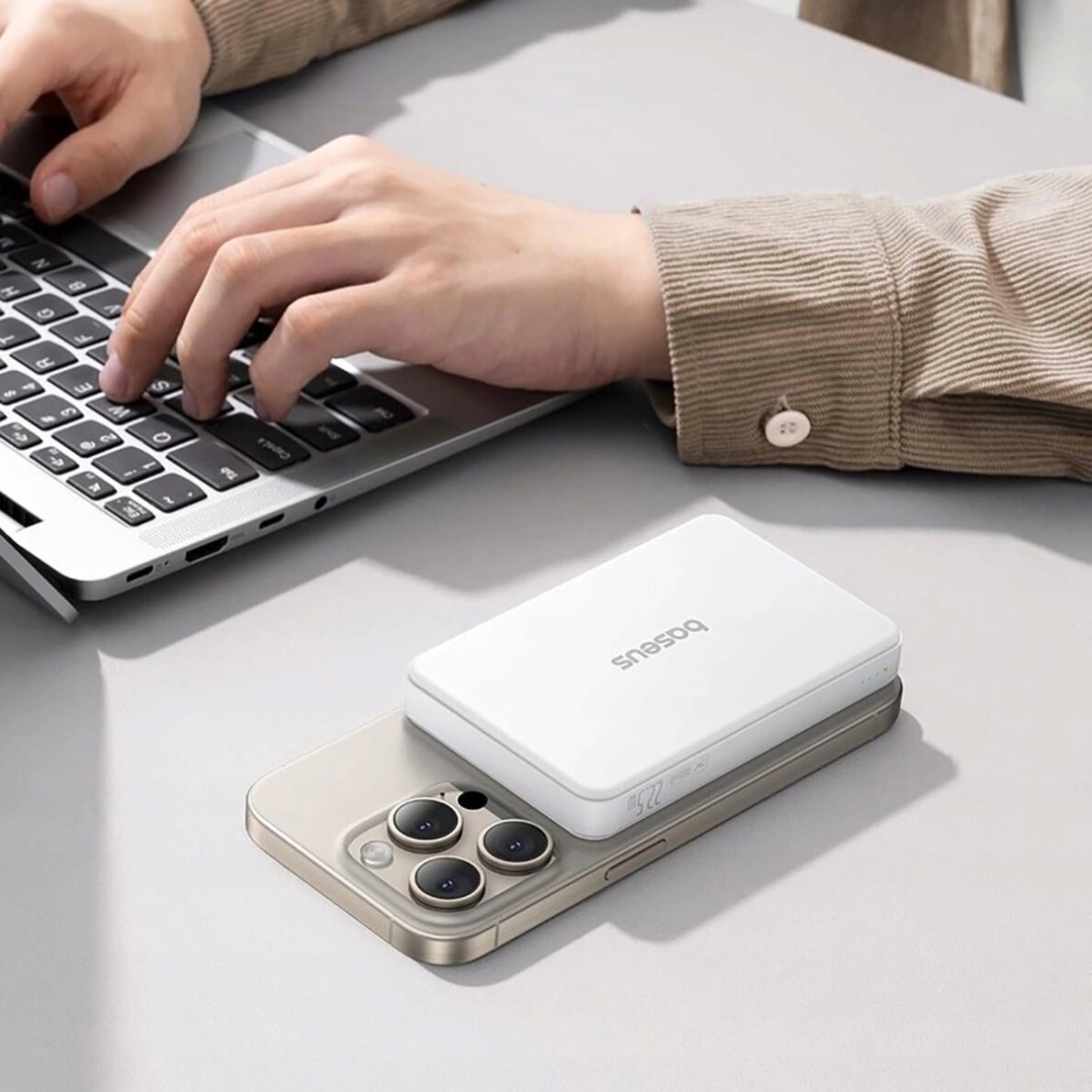 Išorinė baterija Baseus Airpow II 10000 mAh Qi2 su MagSafe 22.5 W ir Baseus Simple Series USB-C – USB-C 20 V/3 A (30 cm) kabeliu – balta 2 Išorinė baterija Baseus Airpow II 10000 mAh Qi2 su MagSafe 22.5 W ir Baseus Simple Series USB-C – USB-C 20 V/3 A (30 cm) kabeliu – balta 2