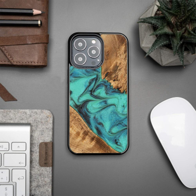 Bewood Unique Turquoise iPhone 13 Pro Dėklas iš Medžio ir Resino - Turquoise Juodas 1