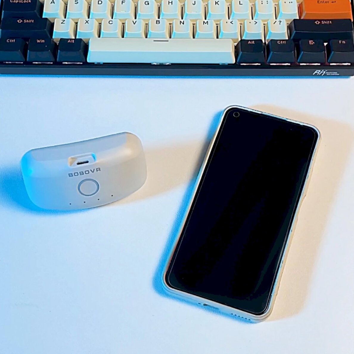 Išorinė baterija BoboVR B2 skirta BoboVR M1 / M2 / M3 diržams 5200 mAh – balta 7 Išorinė baterija BoboVR B2 skirta BoboVR M1 / M2 / M3 diržams 5200 mAh – balta 7