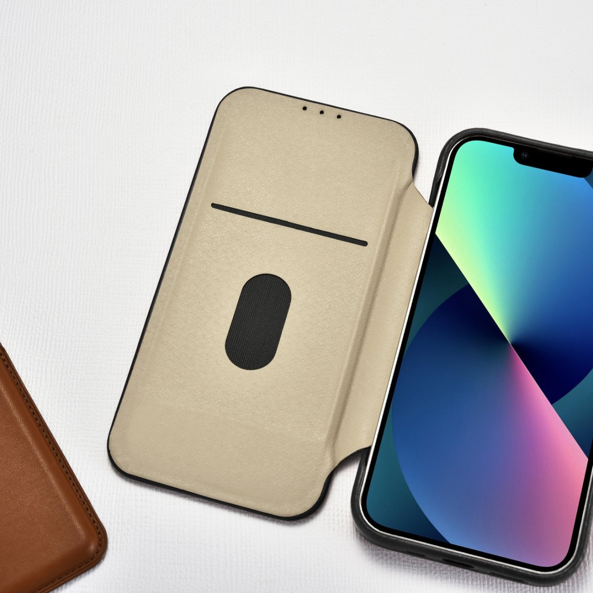 Dėklas iCarer CE Oil Wax Premium Leather Folio Case iPhone 14 Plus (MagSafe) Juodas (AKI14220707-BK) 21 Dėklas iCarer CE Oil Wax Premium Leather Folio Case iPhone 14 Plus (MagSafe) Juodas (AKI14220707-BK) 21