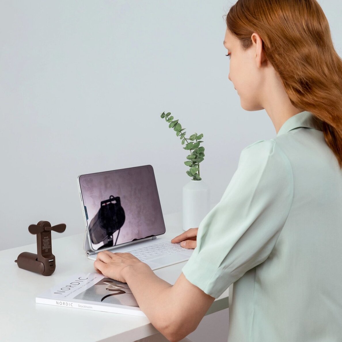 Rankinis ventiliatorius Jisulife Life8 nešiojamas USB su Power Bank ir žibintuvėliu – rudas 3 Rankinis ventiliatorius Jisulife Life8 nešiojamas USB su Power Bank ir žibintuvėliu – rudas 3