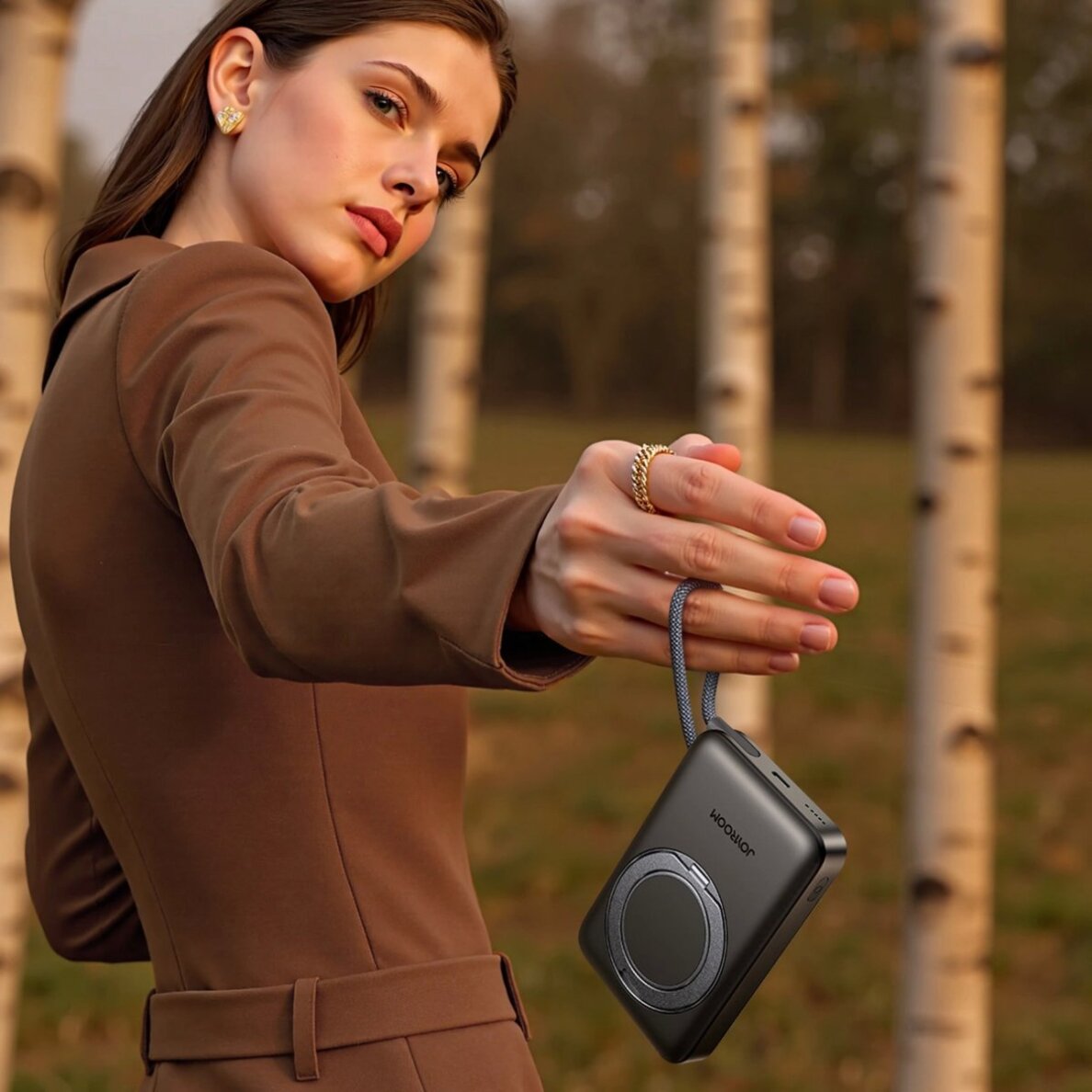 Išorinė baterija Power Bank Joyroom JR-PBM02 22.5W 10000mAh 3in1 magnetinis MagSafe suderinamas su įmontuotu kabeliu – juoda 3 Išorinė baterija Power Bank Joyroom JR-PBM02 22.5W 10000mAh 3in1 magnetinis MagSafe suderinamas su įmontuotu kabeliu – juoda 3