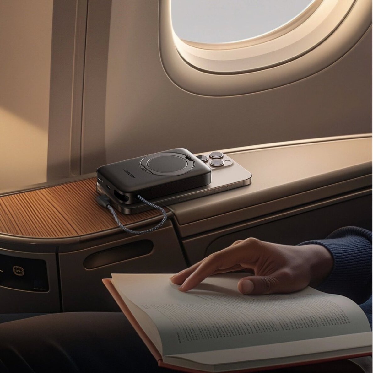 Išorinė baterija Power Bank Joyroom JR-PBM02 22.5W 10000mAh 3in1 magnetinis MagSafe suderinamas su įmontuotu kabeliu – juoda 7 Išorinė baterija Power Bank Joyroom JR-PBM02 22.5W 10000mAh 3in1 magnetinis MagSafe suderinamas su įmontuotu kabeliu – juoda 7