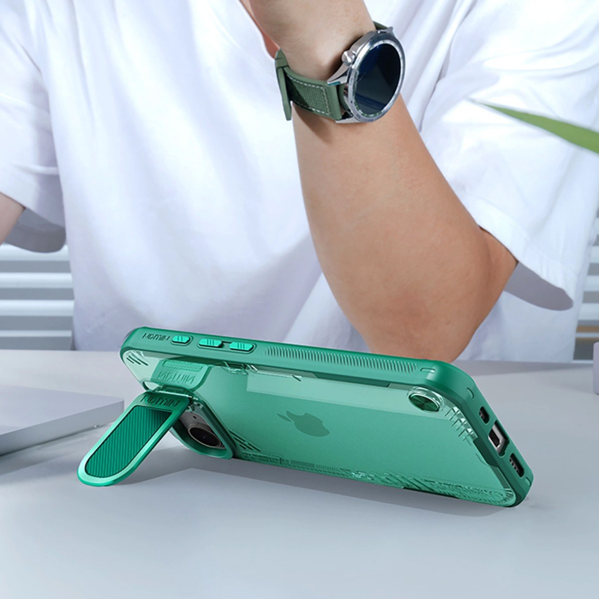 iPhone 16e Nillkin Iceblade Prop dėklas su lęšio dangteliu ir stovu - žalias 11 iPhone 16e Nillkin Iceblade Prop dėklas su lęšio dangteliu ir stovu - žalias 11