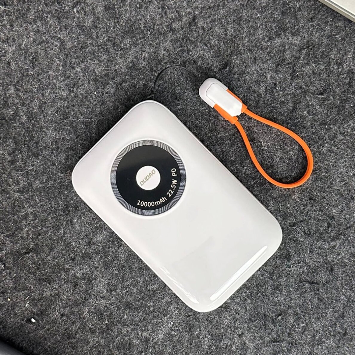 Išorinė baterija Powerbank Dudao K21 Mini 10000mAh 22.5W USB-A / USB-C – smėlio 1 Išorinė baterija Powerbank Dudao K21 Mini 10000mAh 22.5W USB-A / USB-C – smėlio 1