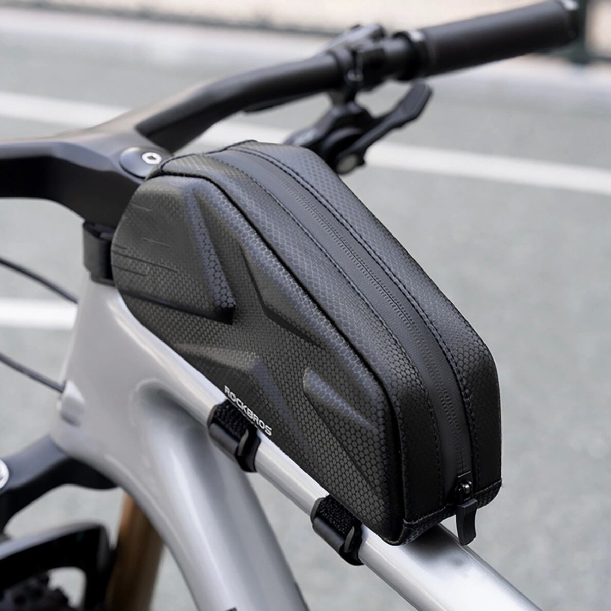 Dviračio rėmo krepšys Rockbros kietas, viršutinei vamzdžio daliai, 1.4 l – juodas 7 Dviračio rėmo krepšys Rockbros kietas, viršutinei vamzdžio daliai, 1.4 l – juodas 7