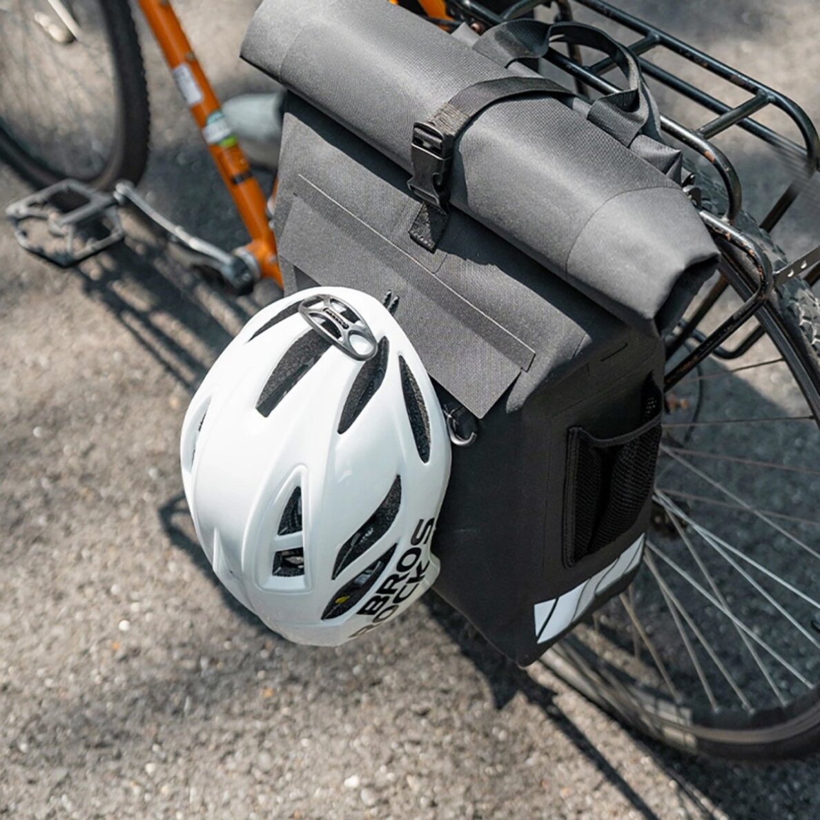 Dviračio krepšys Rockbros su kuprinės funkcija, neperšlampamas, su šalmo laikikliu 18 l – juodas 2 Dviračio krepšys Rockbros su kuprinės funkcija, neperšlampamas, su šalmo laikikliu 18 l – juodas 2