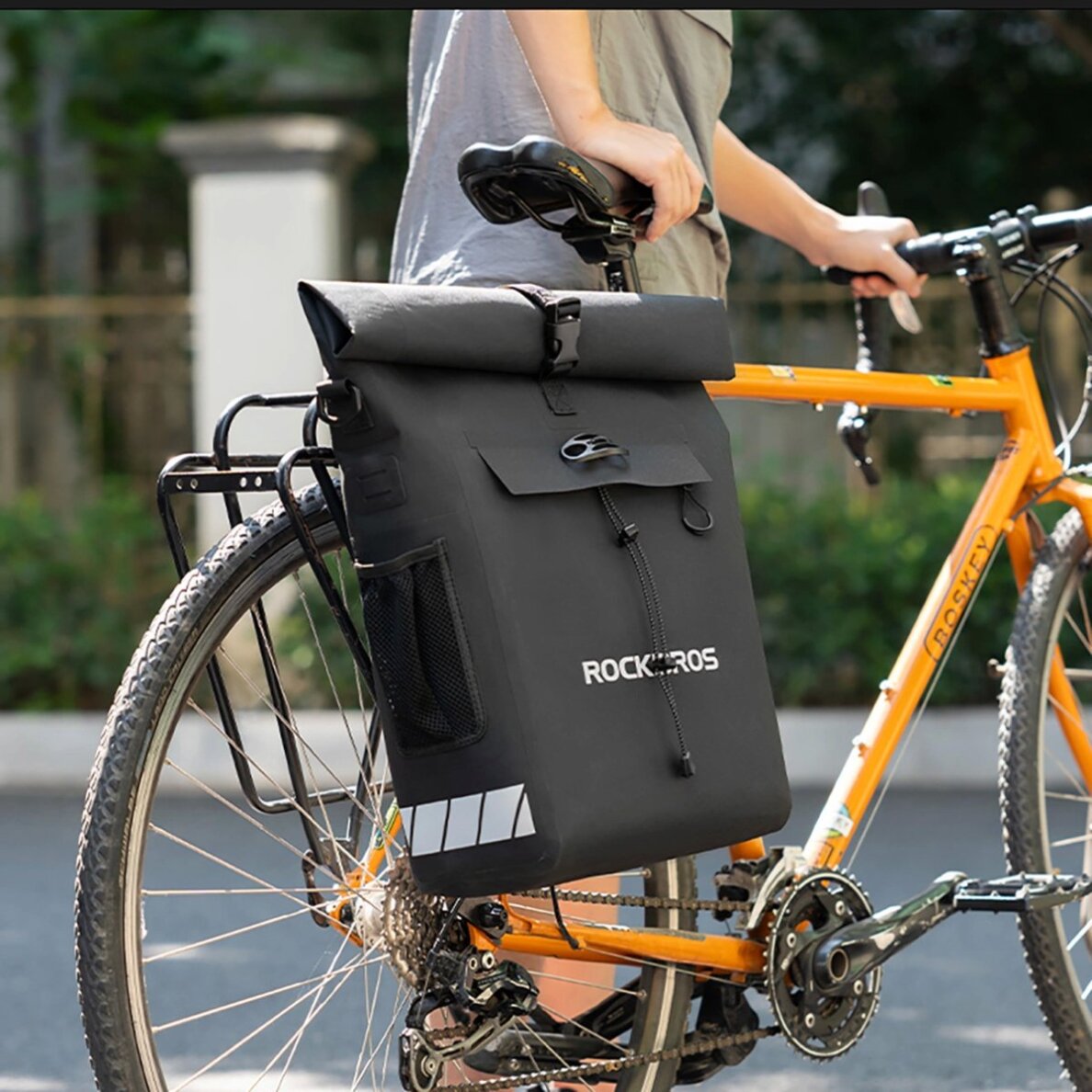Dviračio krepšys Rockbros su kuprinės funkcija, neperšlampamas, su šalmo laikikliu 18 l – juodas 6