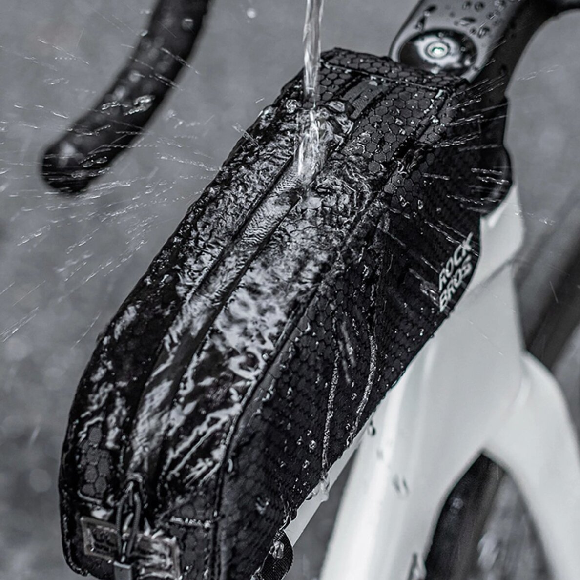 Dviračio rėmo viršutinės dalies krepšys Rockbros Top Tube 0.9 l – juodas 6 Dviračio rėmo viršutinės dalies krepšys Rockbros Top Tube 0.9 l – juodas 6