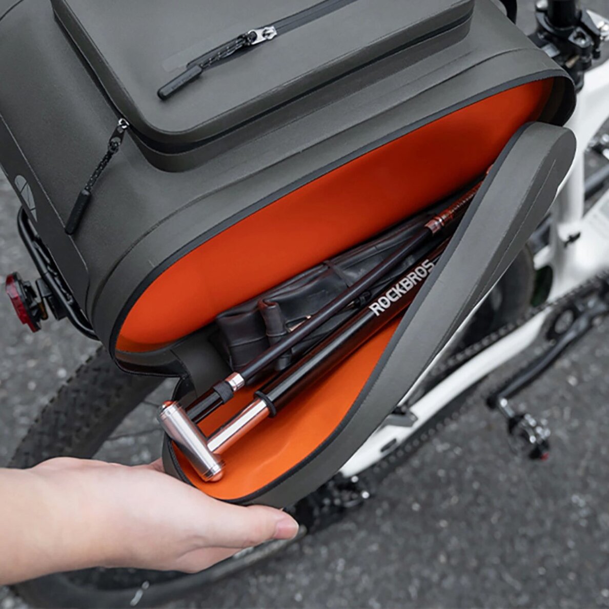 Dviračio bagažinės krepšys Rockbros, vandeniui atsparus, 14 l – pilkas 2 Dviračio bagažinės krepšys Rockbros, vandeniui atsparus, 14 l – pilkas 2