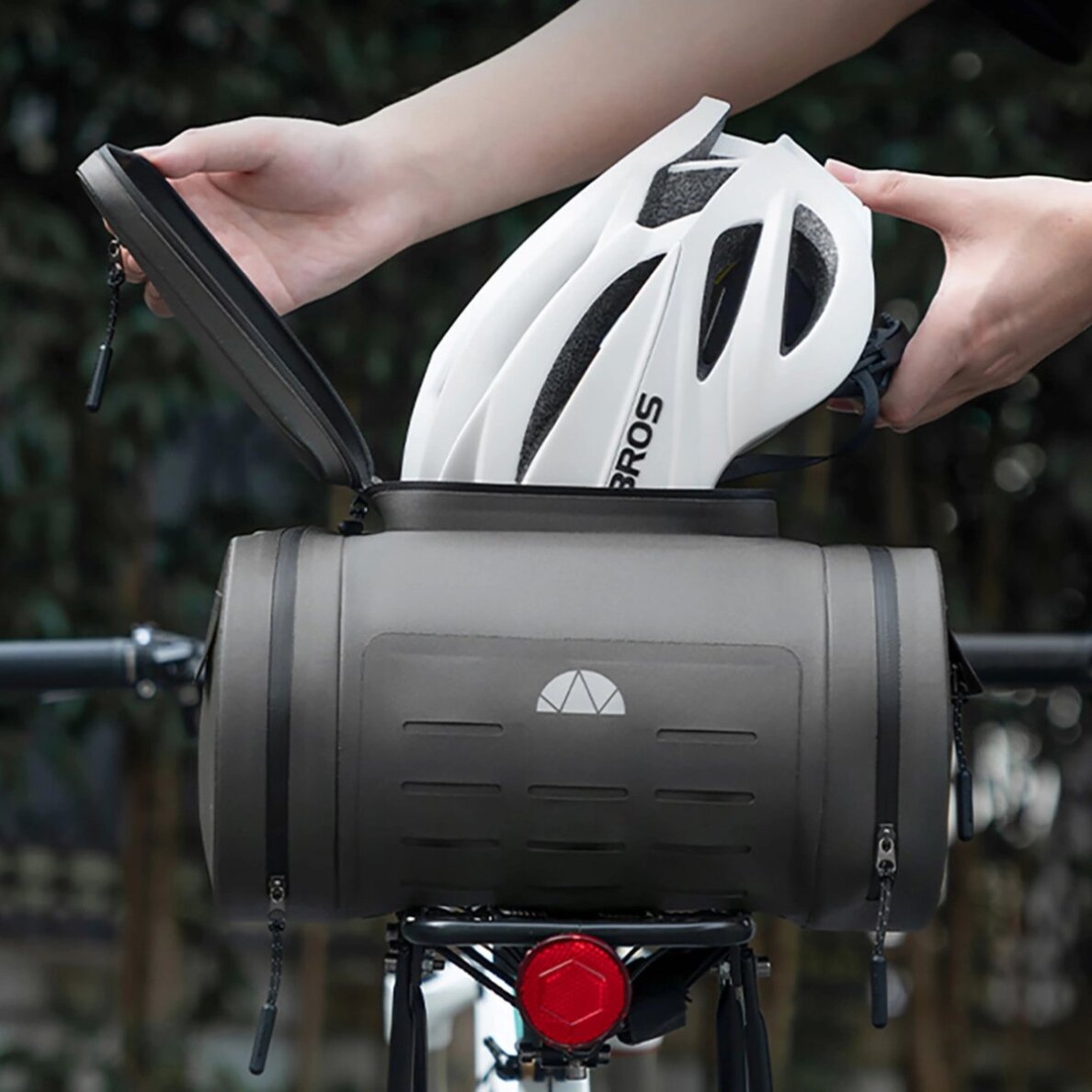Dviračio bagažinės krepšys Rockbros, vandeniui atsparus, 14 l – pilkas 3 Dviračio bagažinės krepšys Rockbros, vandeniui atsparus, 14 l – pilkas 3