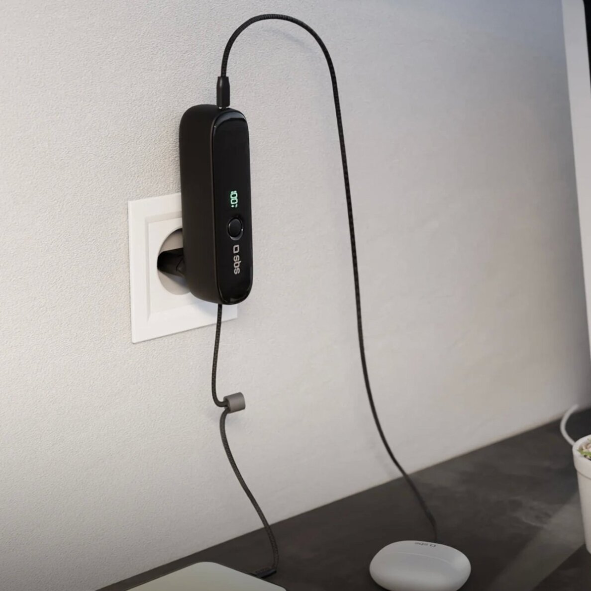 Išorinė baterija SBS Hybrid PD 20W 5000mAh su įmontuotu laidu ir sulankstomu kištuku – juoda 3