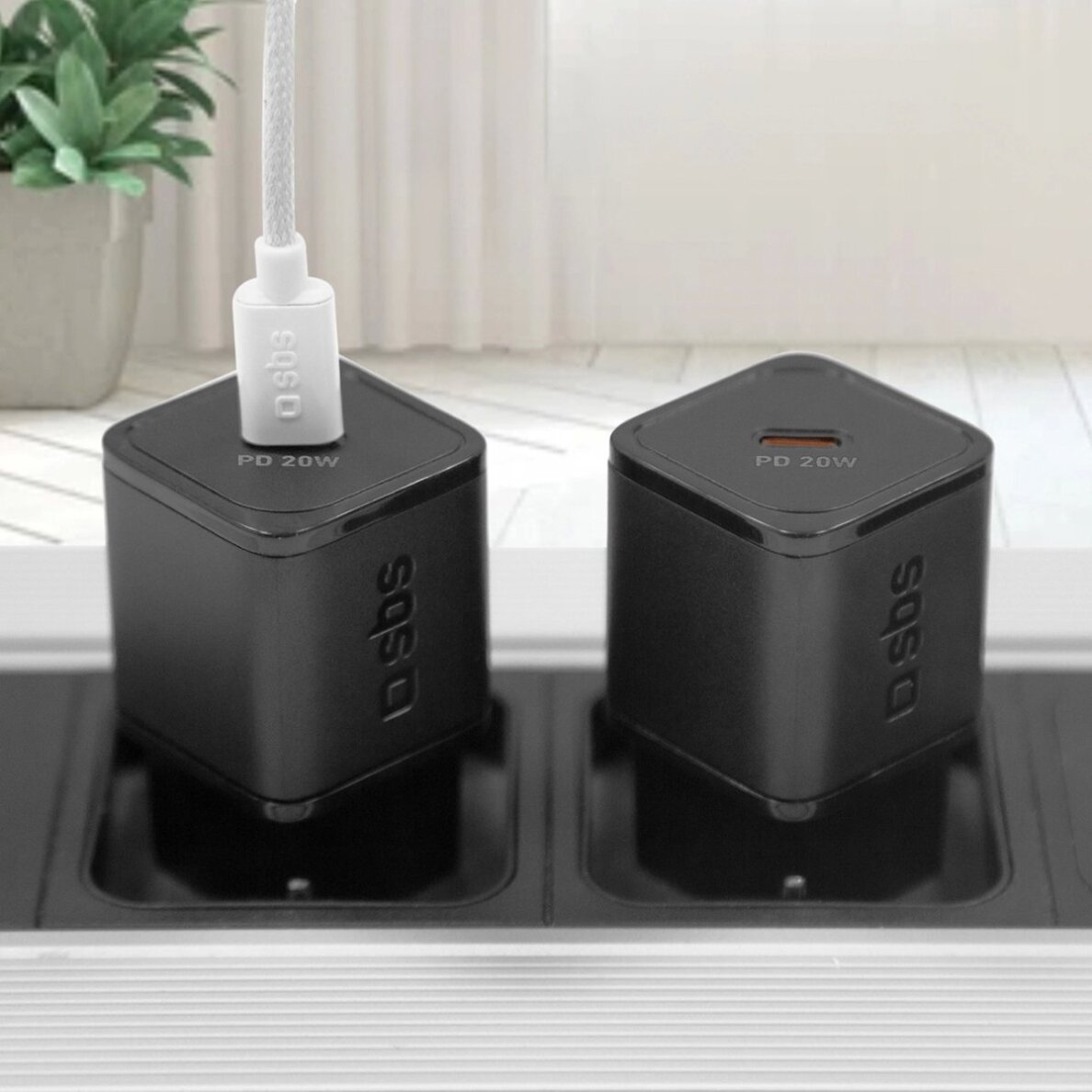 Sieninis įkroviklis SBS TETRGAN1C20K 20W GaN USB-C su Power Delivery – juodas 2 Sieninis įkroviklis SBS TETRGAN1C20K 20W GaN USB-C su Power Delivery – juodas 2