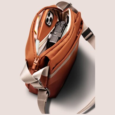 Uniq Crossbody Denver 5L rankinė – smėlio spalvos 2